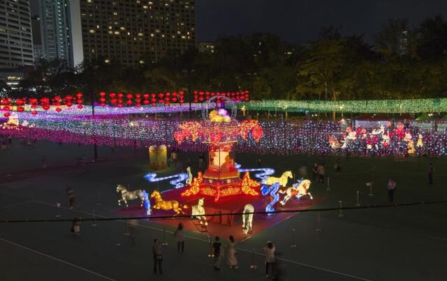 香港维多利亚公园举办中秋灯会，营造节日气氛。