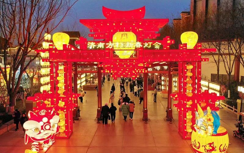 济南方特灯会第九届春运于1月7日开幕。巨型灯组“祝福女神”，浸没式水灯组